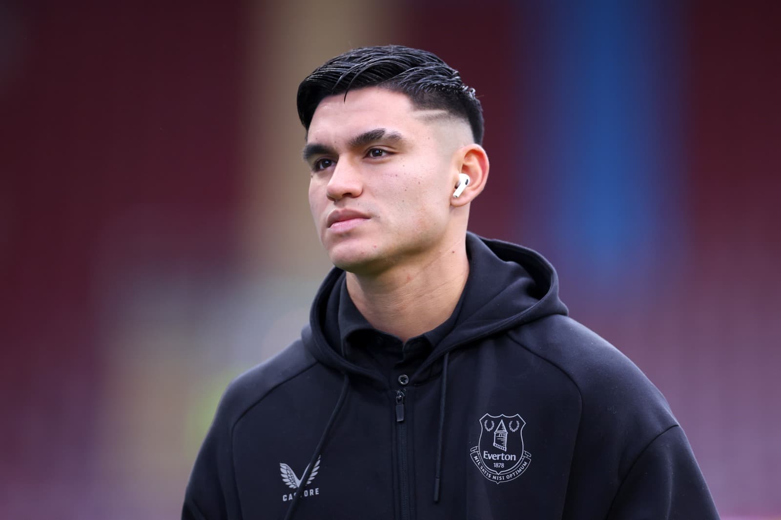 Carlos Alcaraz, do Everton, chega ao estádio antes da partida da Premier League entre Burnley e Everton, no Turf Moor, em 27 de dezembro de 2025, em Burnley, Inglaterra.