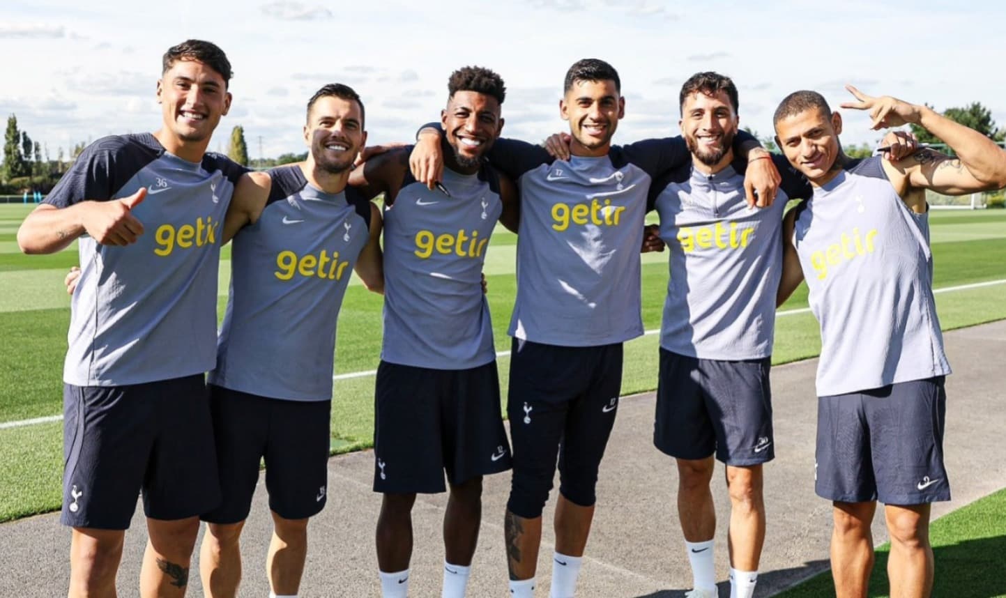 Alejo Véliz junto Emerson Royal, Richarlison e outros jogadores no Tottennham