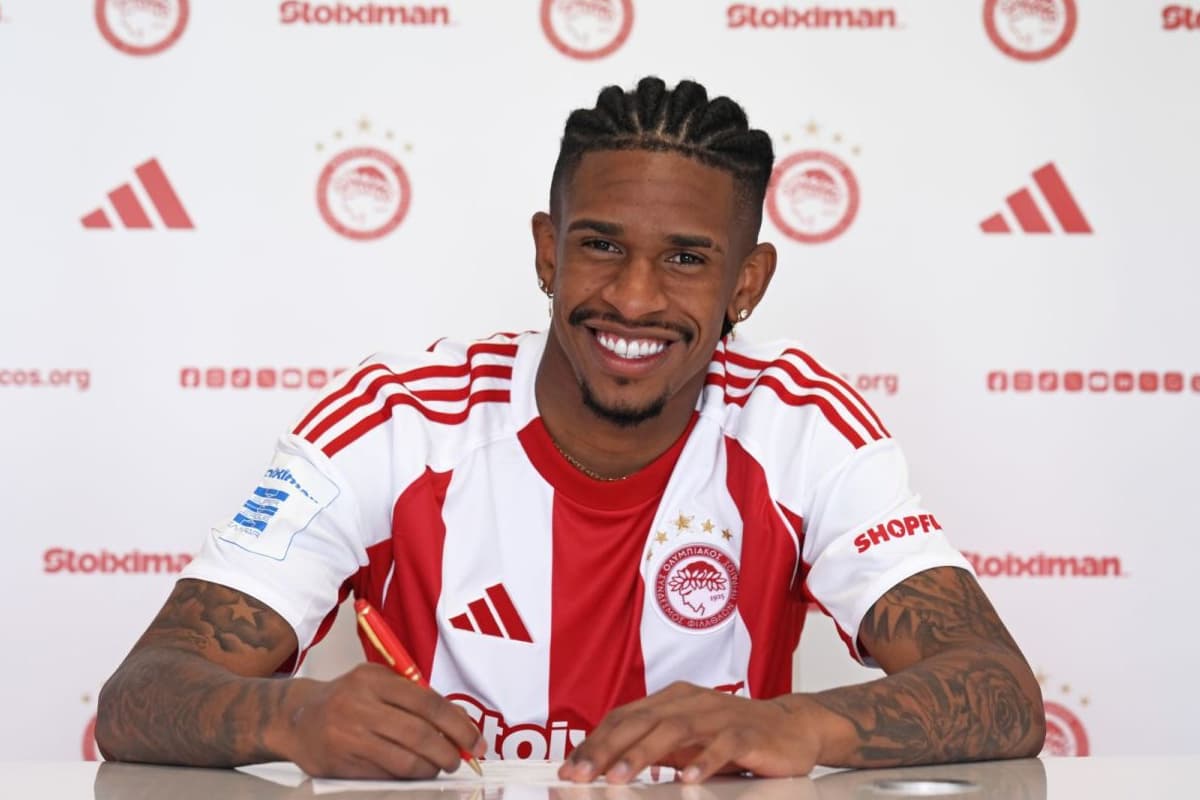 André Luiz assinando contrato com o Olympiacos