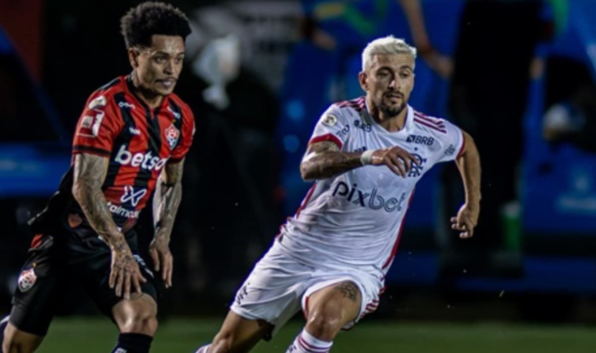 Arrascaeta em jogo entre Flamengo e Vitória no Barradão