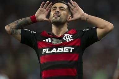 Arrascaeta comemora gol do Flamengo sobre o Bahia no Brasileirão 2025
