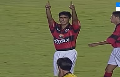 Athirson comemora gol pelo Flamengo em goleada sobre Friburguense