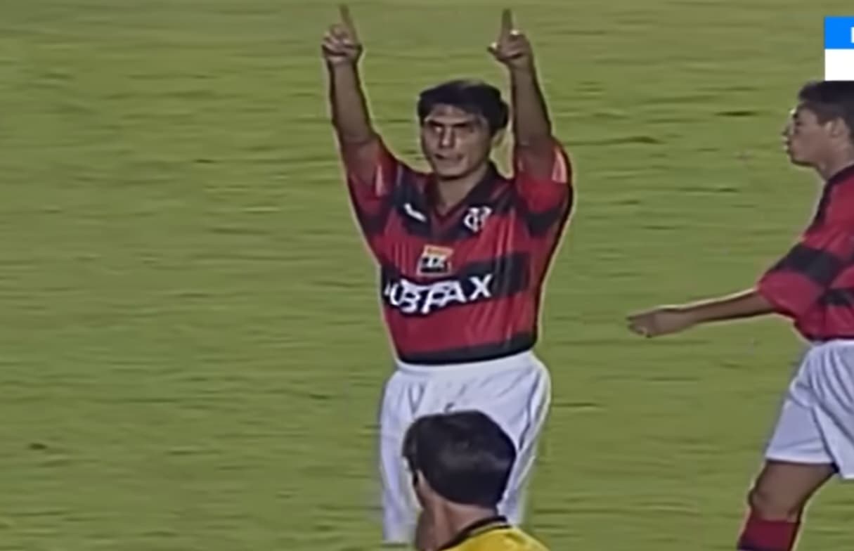 Athirson comemora gol pelo Flamengo em goleada sobre Friburguense
