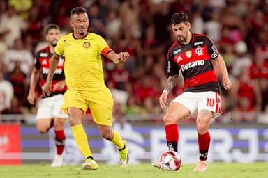 Rodrigo Lindoso observa Arrascaeta dar um passe com a perna direita durante Flamengo x Madureira