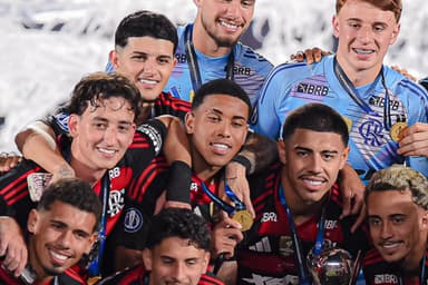 Jogadores da base do Flamengo comemorando título do Mundial Sub-20 sobre o Barcelona no Maracanã