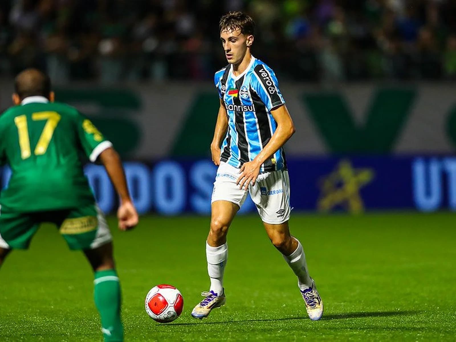 Bernardo Zortea em ação pelo Grêmio