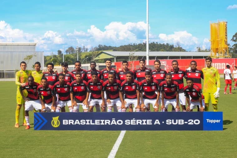 Sub-20 do Flamengo perfilado antes de jogo do Brasileirão