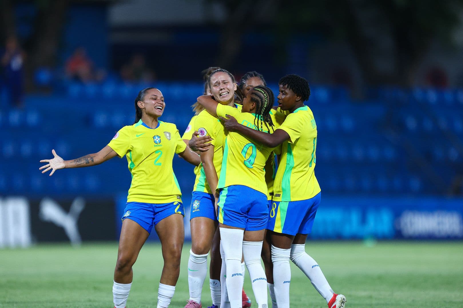 Brendha chora após gol pela Seleção Brasileira enquanto é abraçada por companheiras