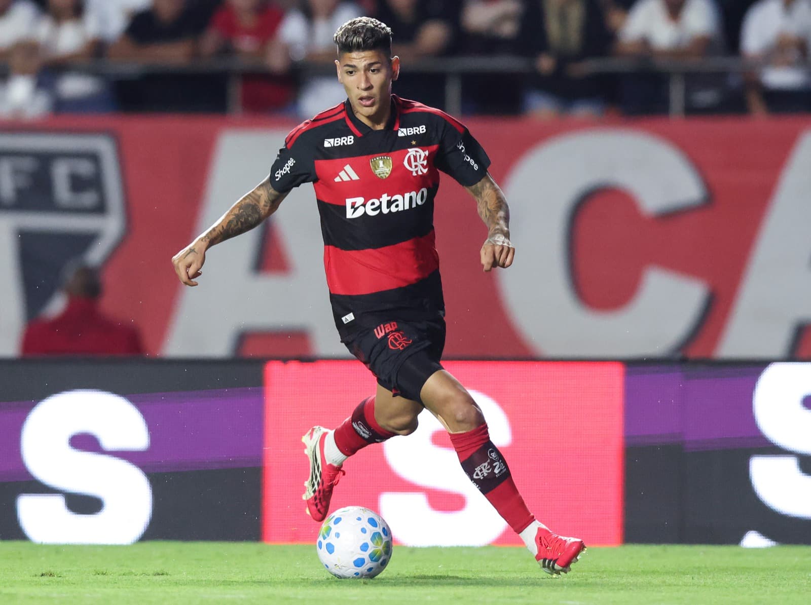 Jorge Carrascal, do Flamengo, controla a bola durante uma partida do Brasileirão 2026 entre São Paulo e Flamengo no Estádio MorumBIS em 28 de janeiro de 2026 em São Paulo, Brasil.
