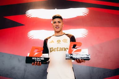 Carrascal com os prêmios de melhor jogador e gol do mês de janeiro 2026