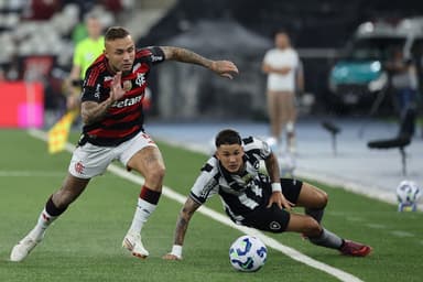 Everton Soares, do Flamengo, compete pela bola com Mateo Ponte, do Botafogo, durante a partida entre Botafogo e Flamengo, no Brasileirão 2025, no Estádio Olímpico Nilton Santos, em 15 de outubro de 2025, no Rio de Janeiro, Brasil.