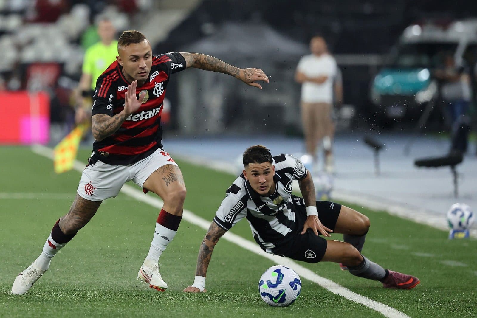 Everton Soares, do Flamengo, compete pela bola com Mateo Ponte, do Botafogo, durante a partida entre Botafogo e Flamengo, no Brasileirão 2025, no Estádio Olímpico Nilton Santos, em 15 de outubro de 2025, no Rio de Janeiro, Brasil.