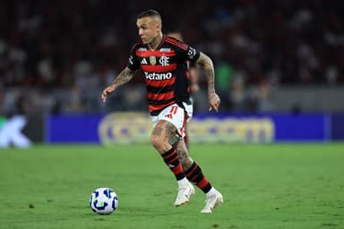 Everton, do Flamengo, corre com a bola durante a partida do Brasileirão 2025 entre Flamengo e Ceará, no Estádio do Maracanã, em 3 de dezembro de 2025, no Rio de Janeiro, Brasil.