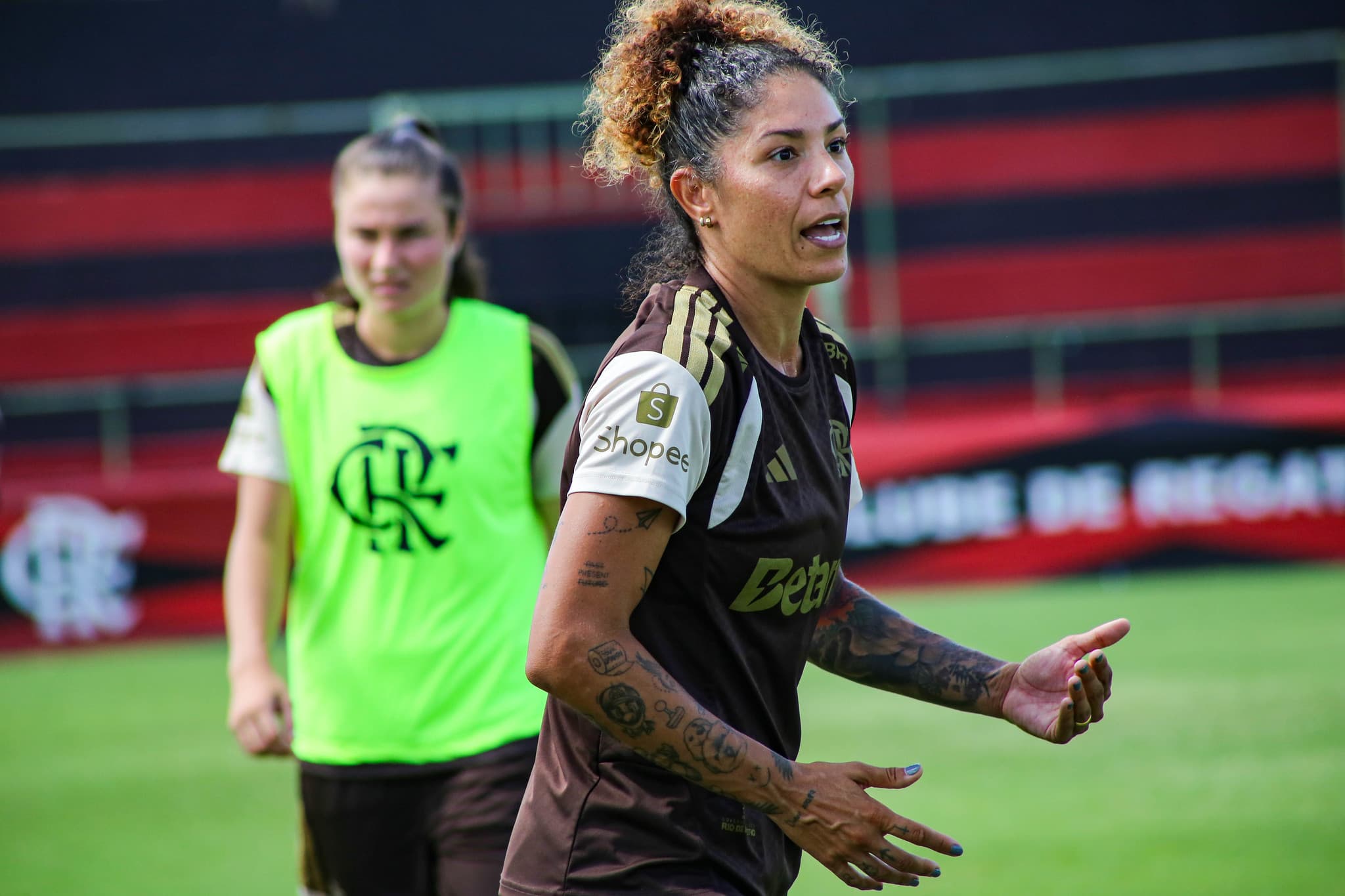 Cristiane conversa e gesticula durante treino do Flamengo na pré-temporada do futebol feminino