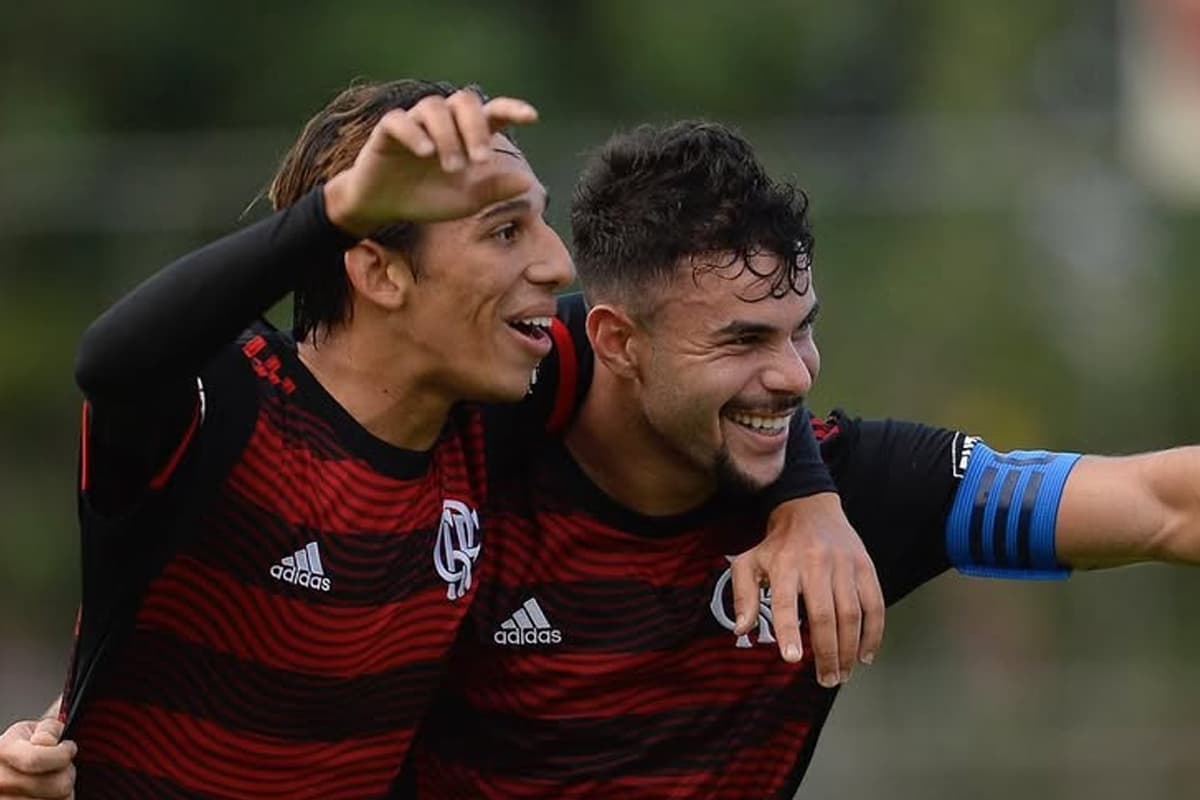 Daniel Cabral e Werton comemorando gol pelo Flamengo