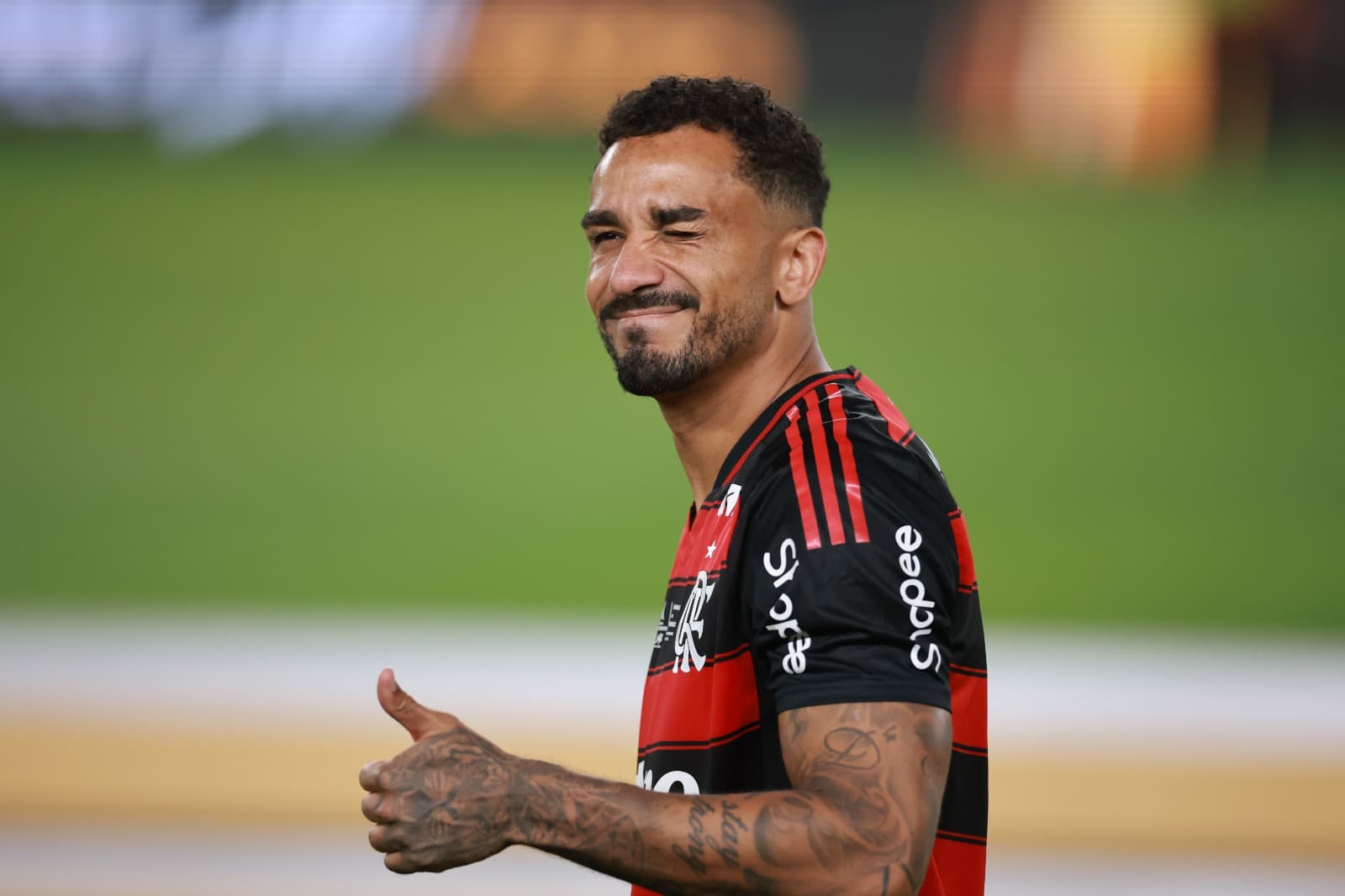 Danilo, do Flamengo, comemora após vencer e ser campeão após a final da Copa CONMEBOL Libertadores de 2025 entre Palmeiras e Flamengo, no Estádio Monumental, em 29 de novembro de 2025, em Lima, Peru.