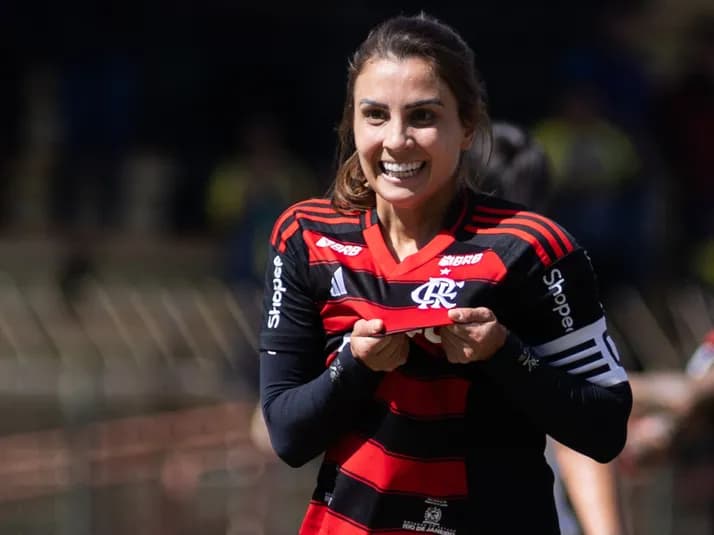 Djeni destaca escudo do Flamengo durante comemoração de gol