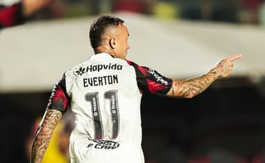 Cebolinha, do Flamengo, em jogo contra Vitória