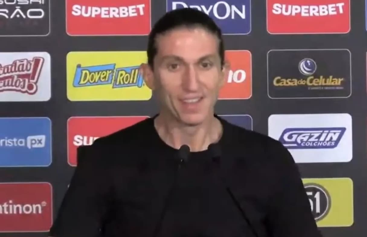 Filipe Luís em coletiva do Flamengo