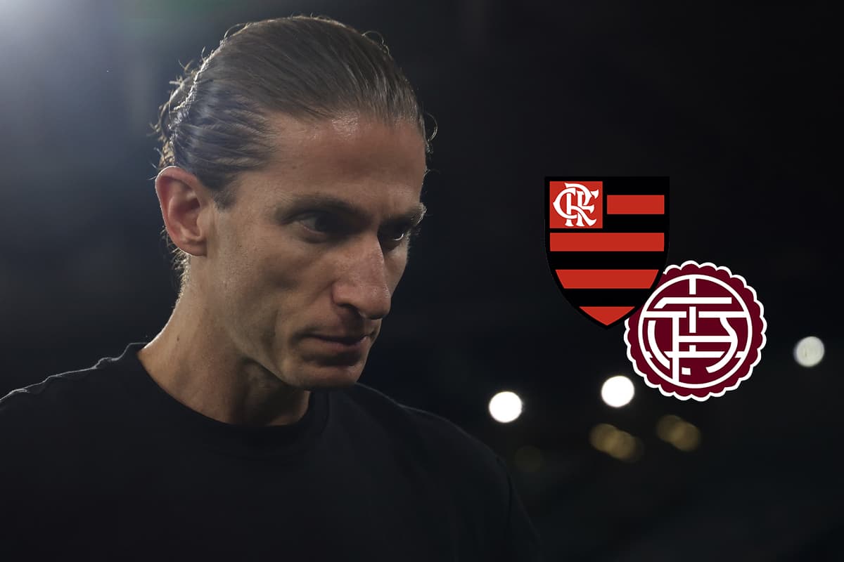Filipe Luís ao lado dos escudos de Flamengo e Lanús
