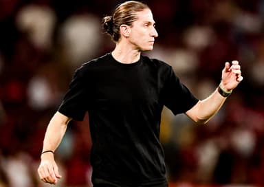 Filipe Luís na beira do banco durante Flamengo x Internacional no Maracanã
