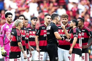 Jogadores do Flamengo conversando com Raphael Klein durante final da Supercopa contra o Corinthians