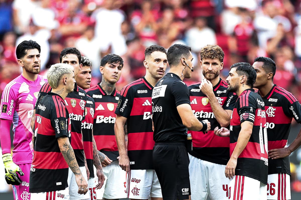 Jogadores do Flamengo conversando com Raphael Klein durante final da Supercopa contra o Corinthians