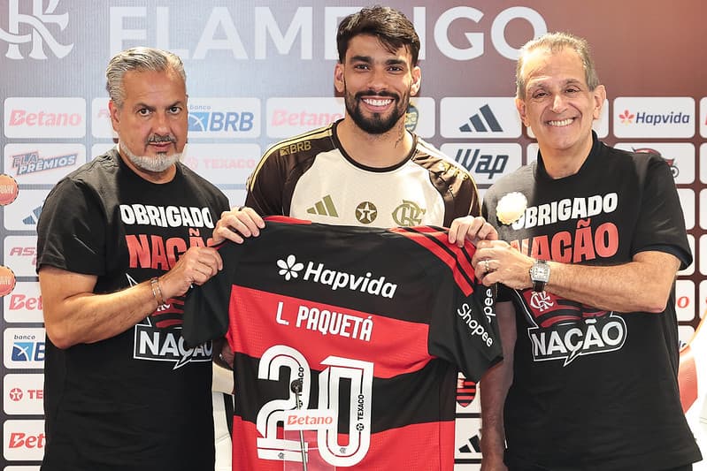 José Boto, Paquetá e Bap durante a apresentação do meia no Ninho do Urubu
