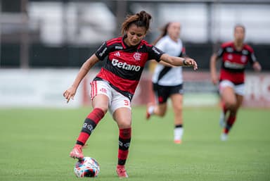 Layza domina a bola em jogo do Flamengo contra o Vasco