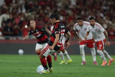Arrascaeta marcou de pênalti em Flamengo x Internacional, no Brasileirão