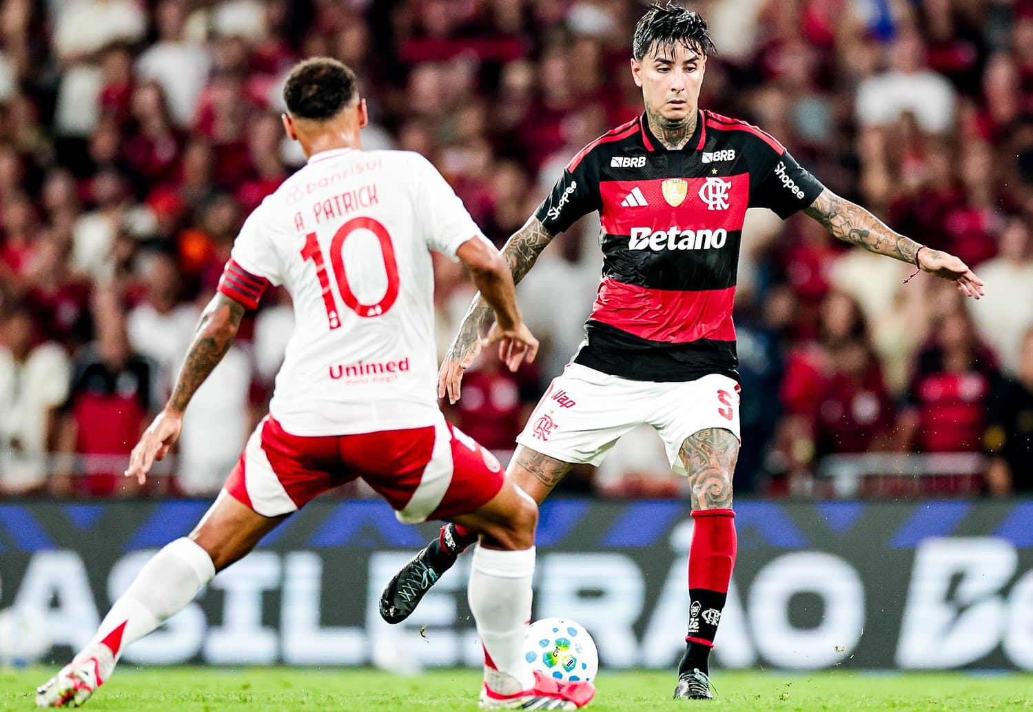 Pulgar prepara passe enquanto é marcado por Alan Patrick em Flamengo x Internacional