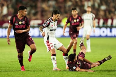 Arrascaeta disputa a bola com jogadores do Lanús