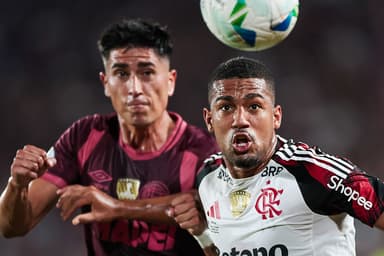 Samuel Lino disputa na corrida com jogador do Lanús