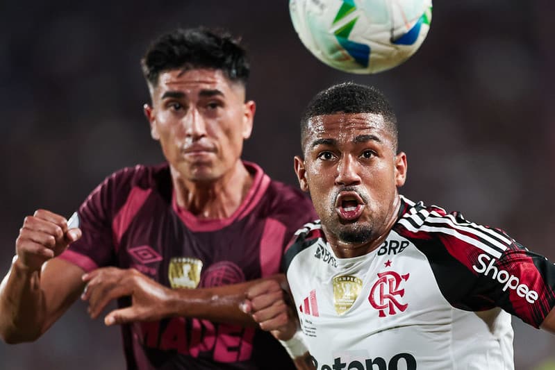 Samuel Lino disputa na corrida com jogador do Lanús