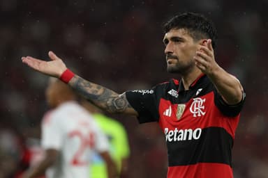 Arrascaeta pede apoio da torcida durante Flamengo x Internacional