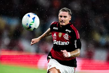 Varela em campo na derrota para o Lanus