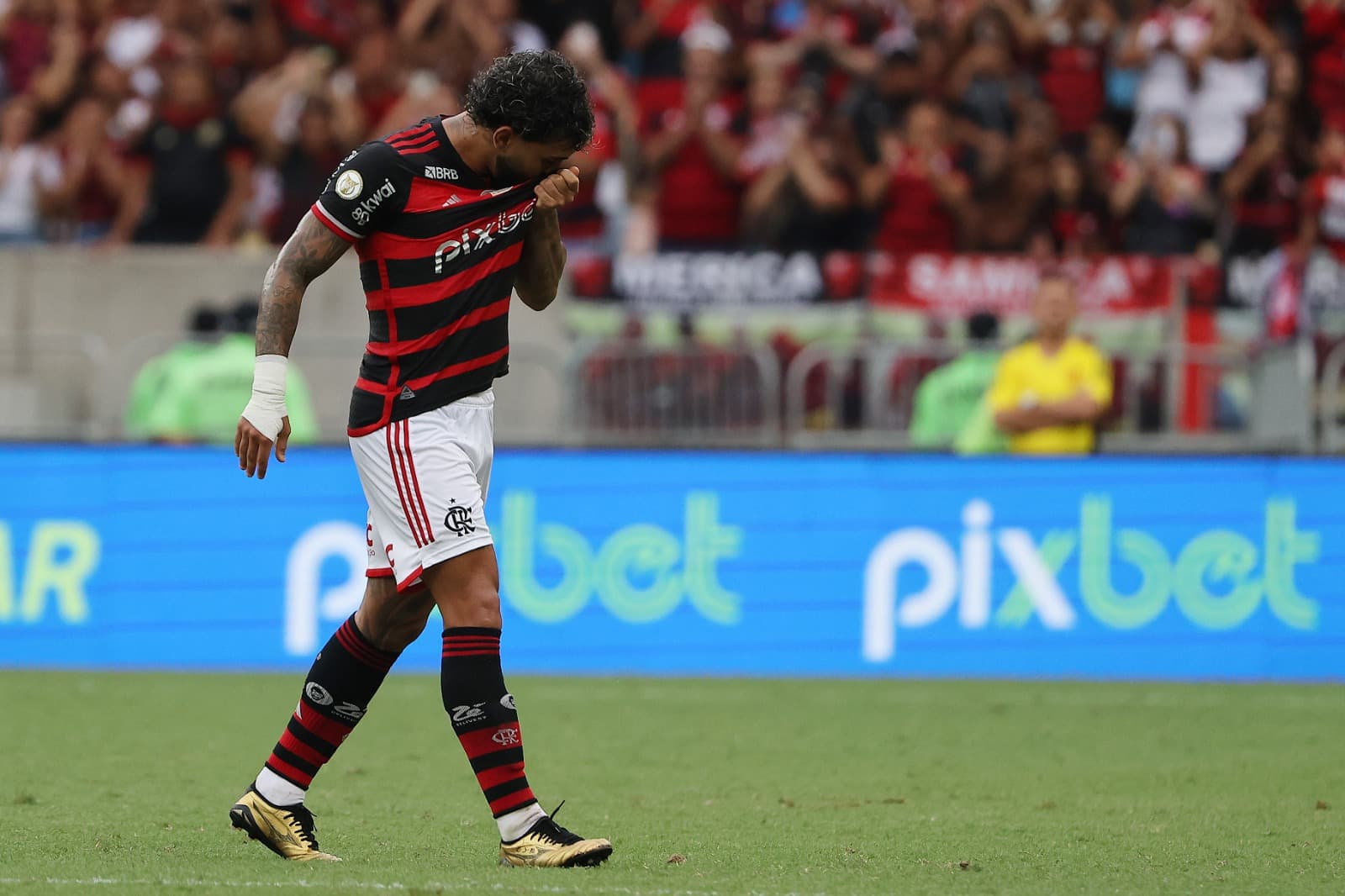 Gabriel Barbosa, do Flamengo, deixa o campo durante a partida entre Flamengo e Vitória, válida pela última rodada do Brasileirão 2024, no Estádio do Maracanã, em 8 de dezembro de 2024, no Rio de Janeiro, Brasil.