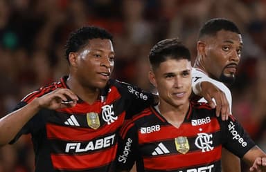 Gonzalo Plata e Luiz Araújo em jogo do Flamengo