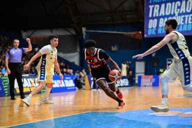 Gui Deodatto em ação pelo FlaBasquete contra o Rio Claro.