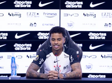 Allan em coletiva de apresentação no Corinthians