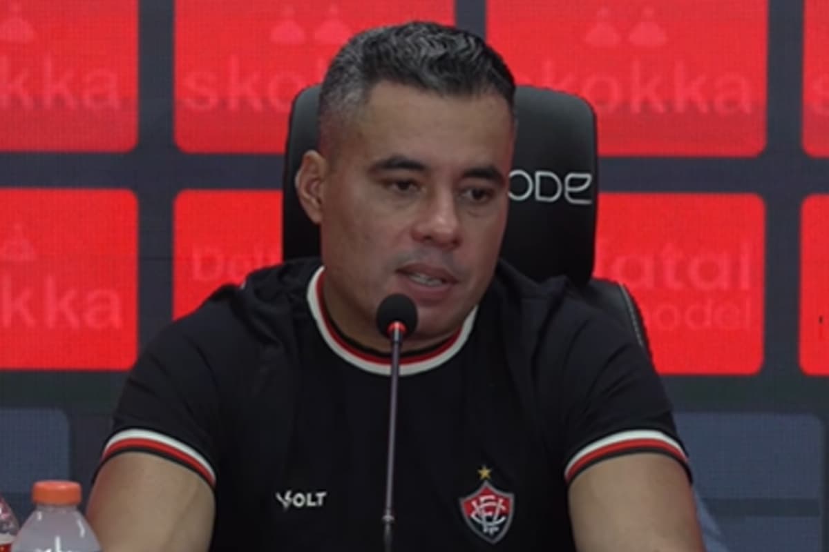 Jair Ventura durante coletiva pelo Vitória