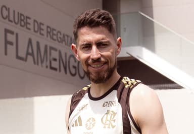 Jorginho sorri ao chegar ao campo de treino do Ninho do Urubu