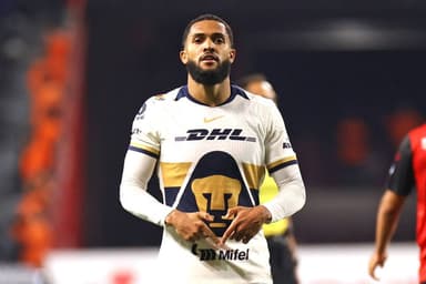 Juninho comemorando gol pelo Pumas