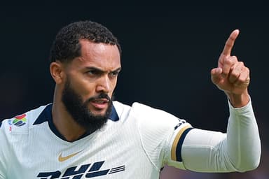 Juninho comemorando gol pelo Pumas