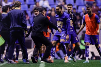 Olavio Vieira Dos Santos Junior do Pumas comemora com os companheiros após marcar o terceiro gol de seu time durante a partida da 6ª rodada entre Puebla e Pumas UNAM como parte do Torneo Clausura 2026 Liga MX no Estádio Cuauhtemoc em 13 de fevereiro de 20