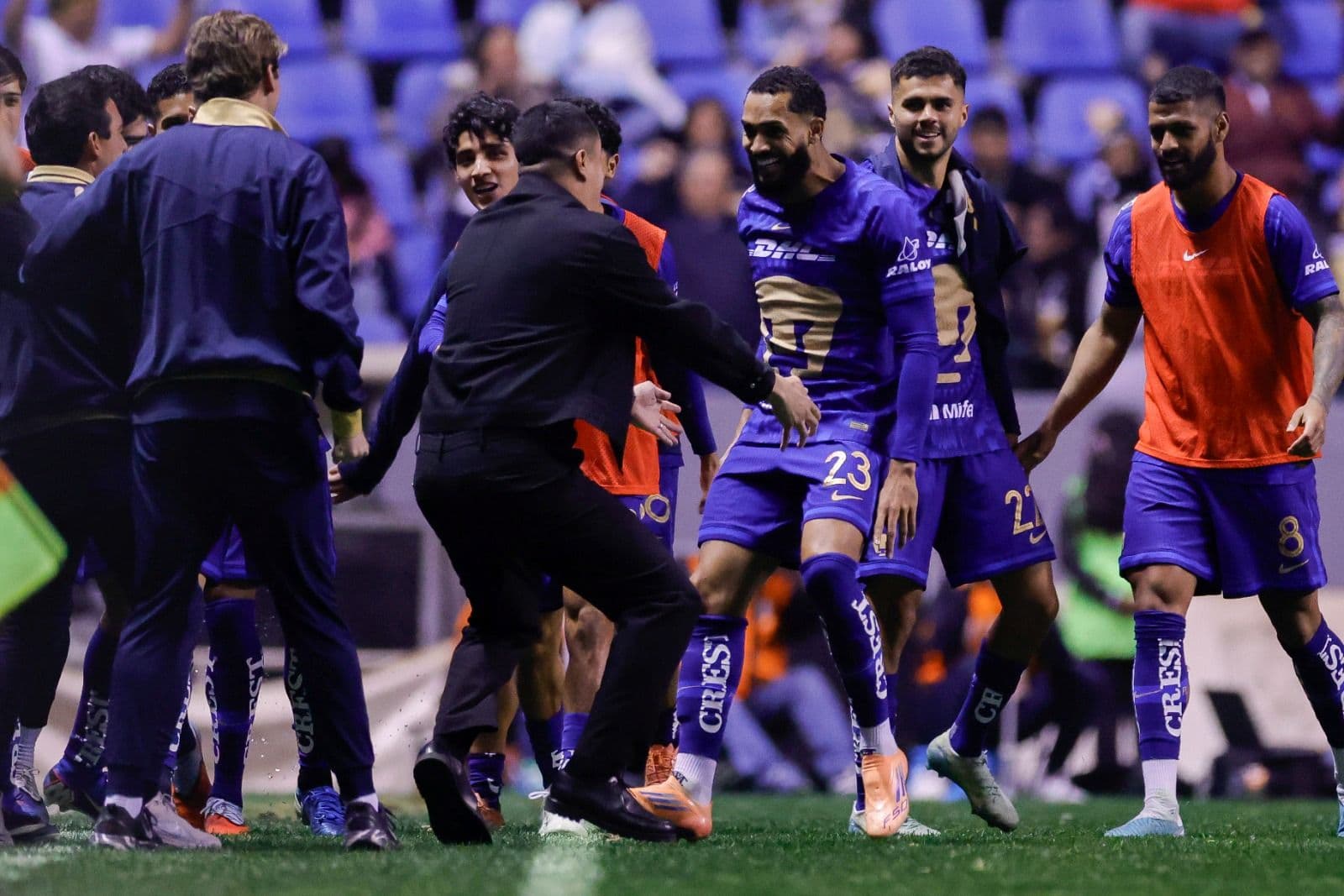 Olavio Vieira Dos Santos Junior do Pumas comemora com os companheiros após marcar o terceiro gol de seu time durante a partida da 6ª rodada entre Puebla e Pumas UNAM como parte do Torneo Clausura 2026 Liga MX no Estádio Cuauhtemoc em 13 de fevereiro de 20