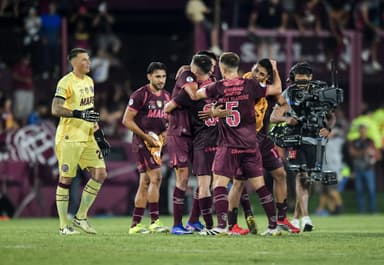 Time do Lanús comemora vitória sobre o Flamengo na ida da Recopa
