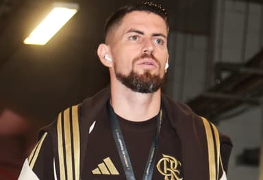 Jorginho durante chegada do Flamengo ao Mané Garrincha para disputar a Supercopa do Brasil