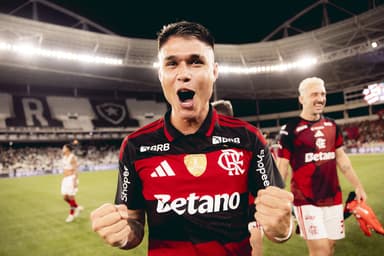 Luiz Araújo celebrando vitória do Flamengo sobre o Botafogo no Engenhão