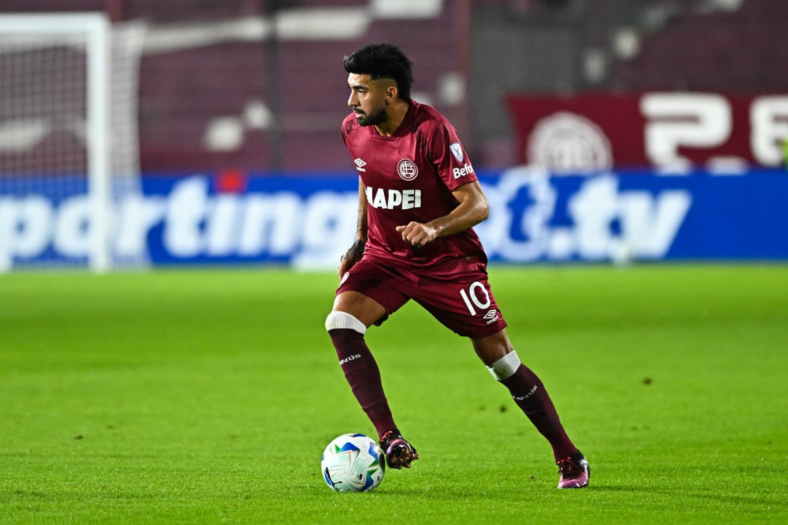 Marcelino Moreno do Lanus conduz a bola durante a partida da Copa CONMEBOL Sudamericana 2025 entre Lanus e Vasco Da Gama no Estadio Ciudad de Lanús Néstor Díaz Pérez em 13 de maio de 2025 em Buenos Aires, Argentina.